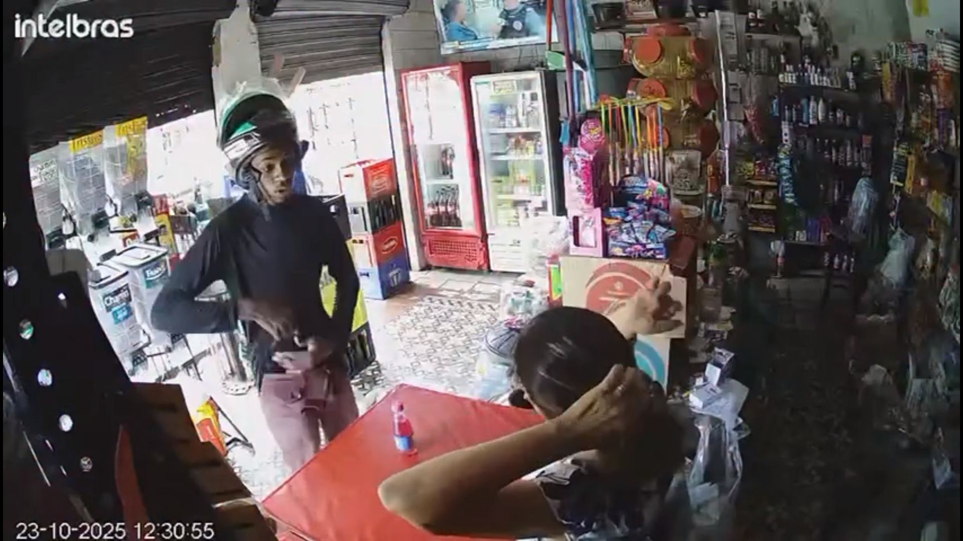 VÍDEO: Assaltante age com violência contra comerciante