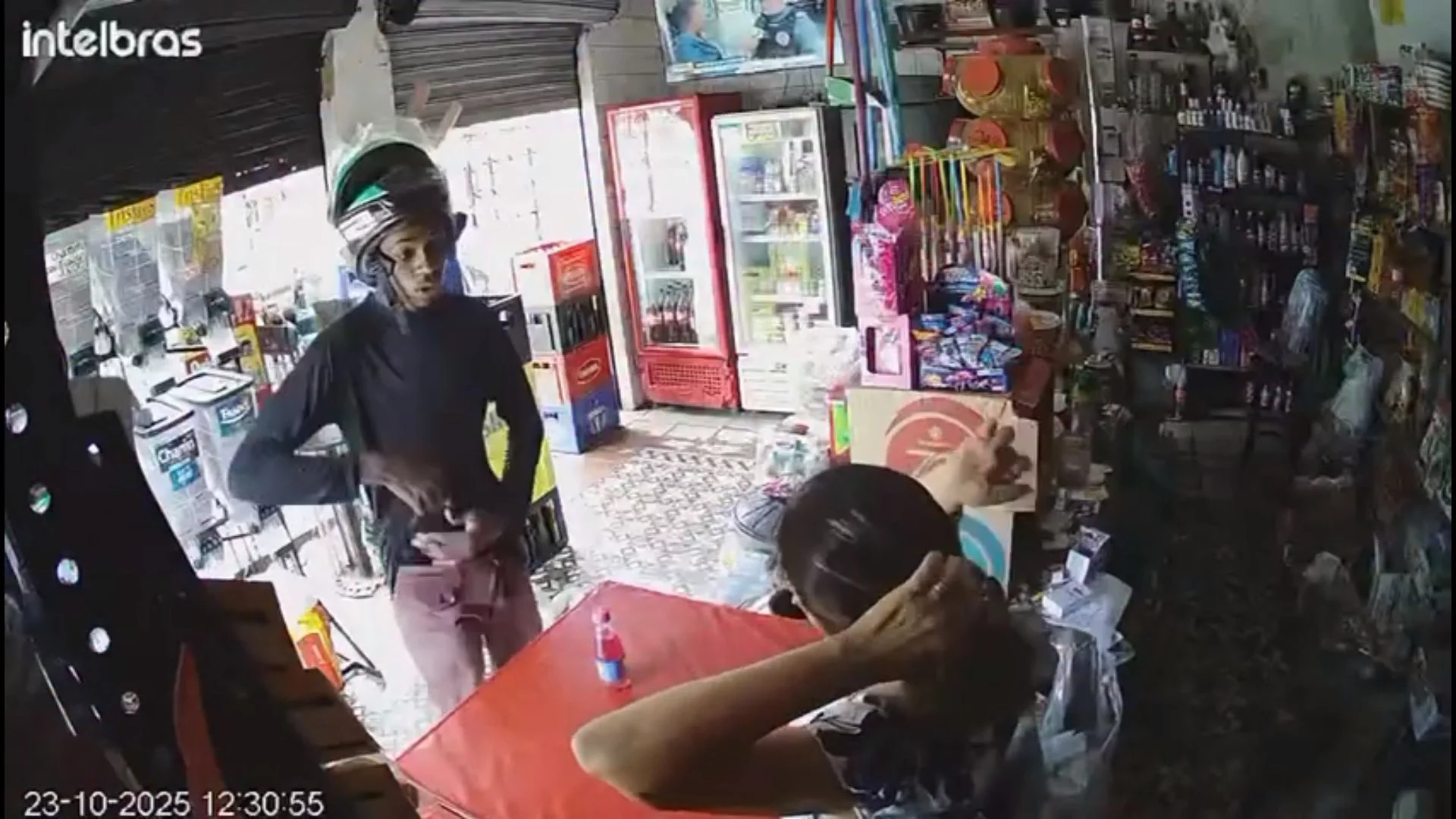 VÍDEO: Assaltante age com violência contra comerciante