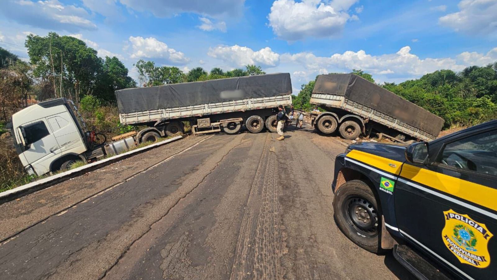 Carreta atravessada interdita BR-226, no Maranhão
