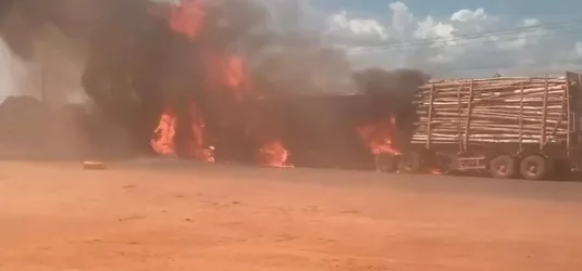 VÍDEO: Carreta carregada com eucalipto pega fogo na MA-386