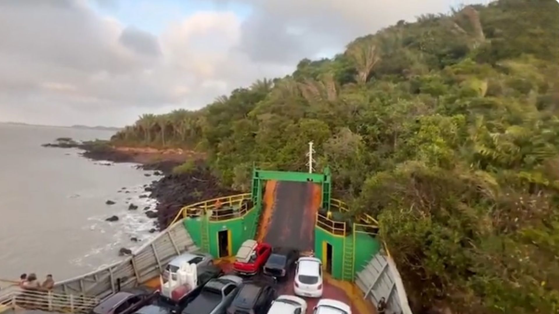 VÍDEO: Ferryboat encalha com mais de 130 passageiros a bordo
