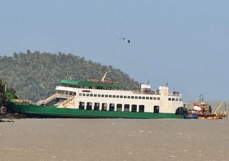 Após 10 horas, ferryboat com mais de 100 passageiros é desencalhado