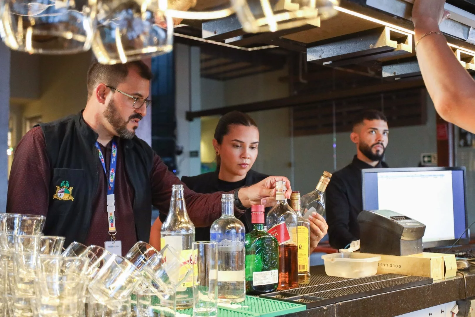 Bares são fiscalizados para prevenir risco de contaminação por metanol