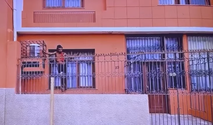 VÍDEO: Homem é flagrado furtando cabos de ar-condicionado
