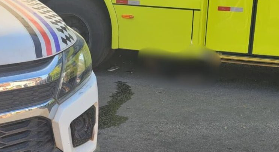 Idoso morre atropelado por ônibus ao tentar atravessar rua