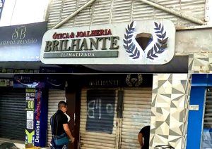 Gerente de joalheria é feito refém e quadrilha rouba R$ 2 milhões em joias