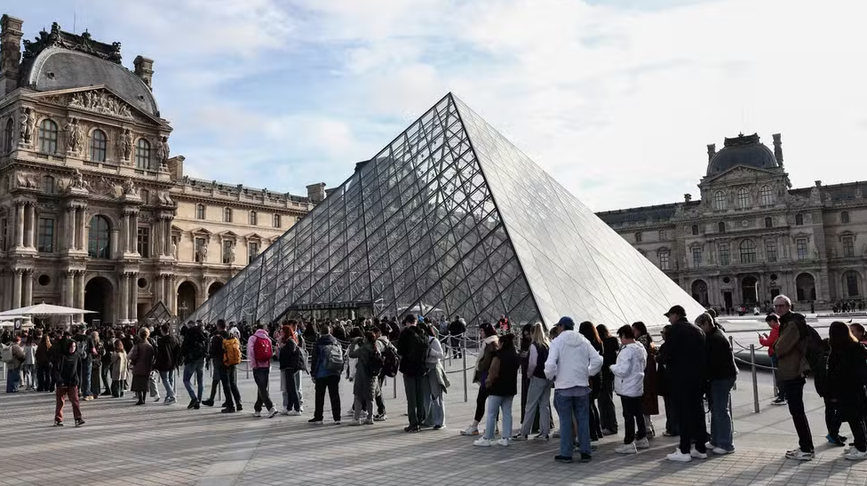 Museu do Louvre reabre três dias após roubo de joias