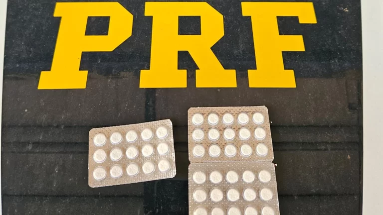 Caminhoneiro é flagrado com 45 comprimidos de ‘rebite’