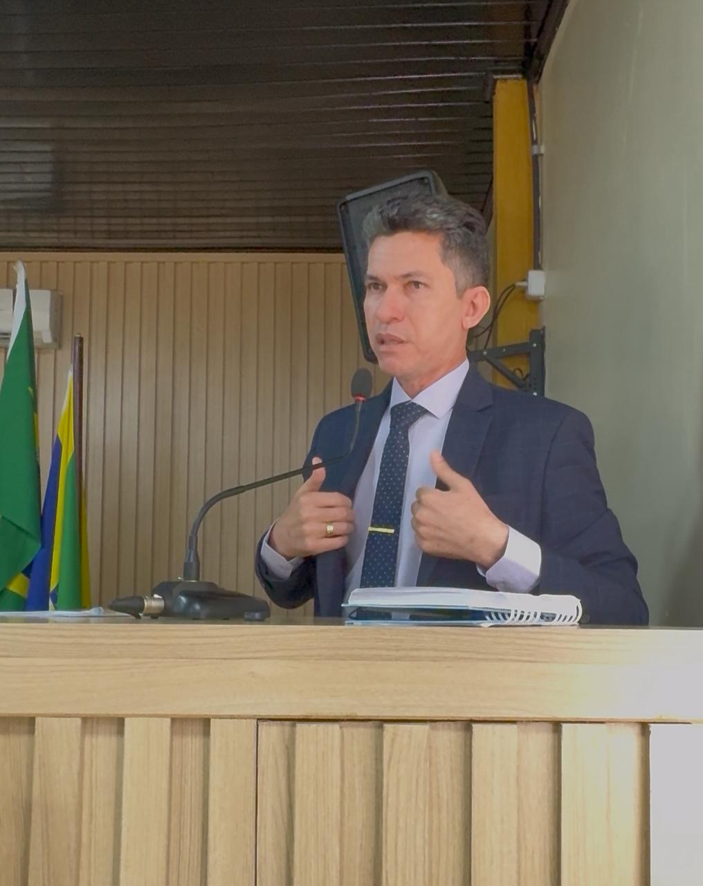 Presidente da Câmara de João Lisboa defende ajustes no projeto do concurso público e valorização salarial