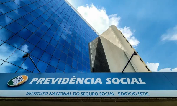 Corte de recursos trava fila do INSS