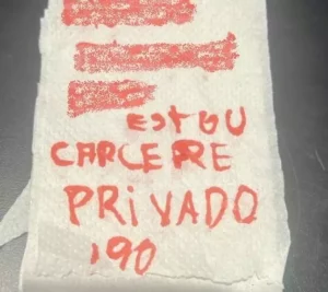 Bilhete escrito em papel higiênico salva mulher