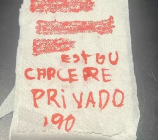 Bilhete escrito em papel higiênico salva mulher
