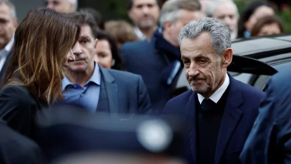 Sarkozy cumpre restrições após soltura