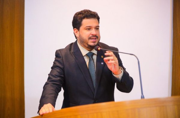 VÍDEO:  vereador Dr. Joel nega atraso do Executivo e responsabiliza empresas