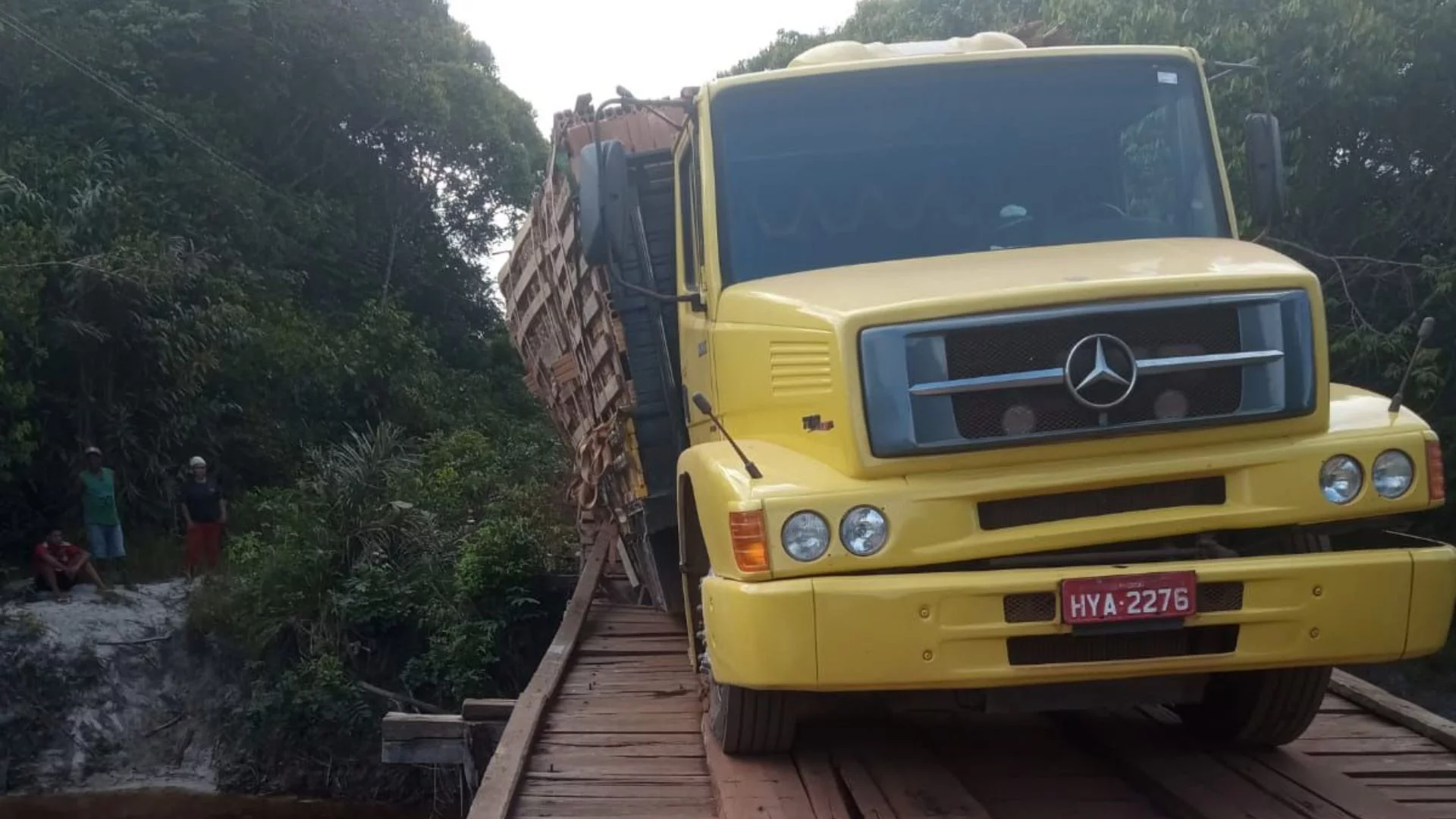VÍDEO: Caminhão cai de ponte e assusta moradores em Mirinzal