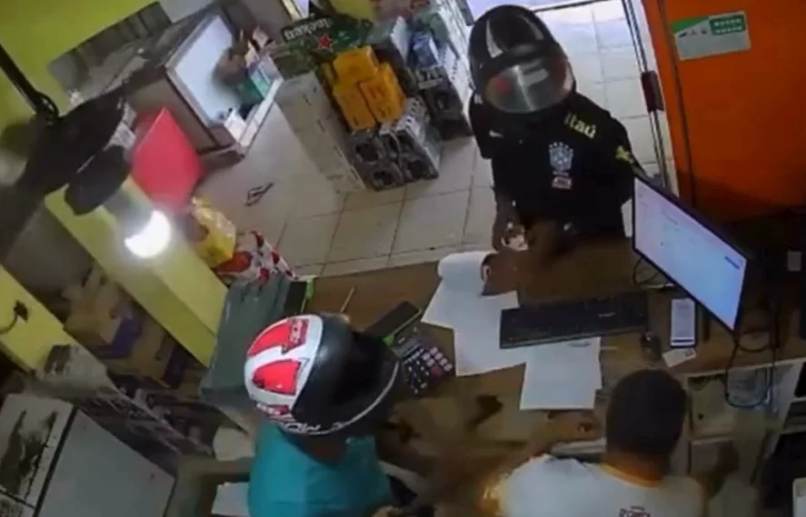 VÍDEO: Dupla armada rende dono de estabelecimento e rouba joias e dinheiro