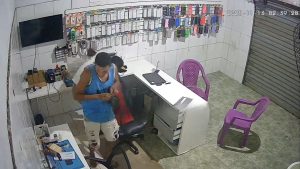 VÍDEO: Pai de assaltante devolve objetos furtados de loja