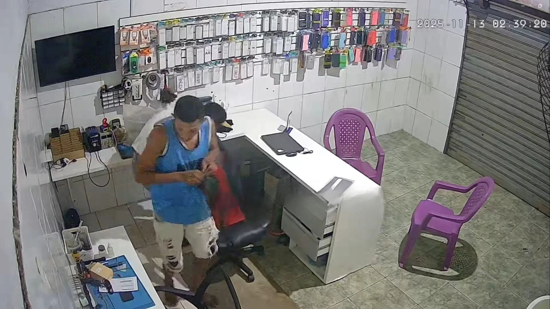 VÍDEO: Pai de assaltante devolve objetos furtados de loja