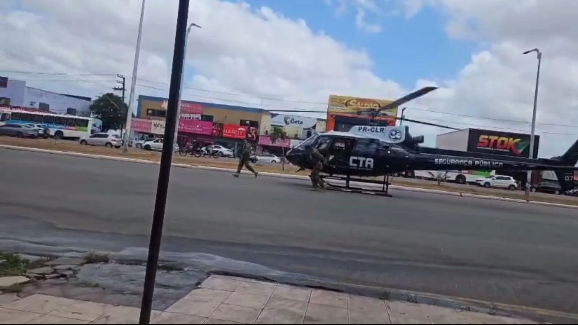 VÍDEO: Criminosos se passaram por clientes em assalto a agência