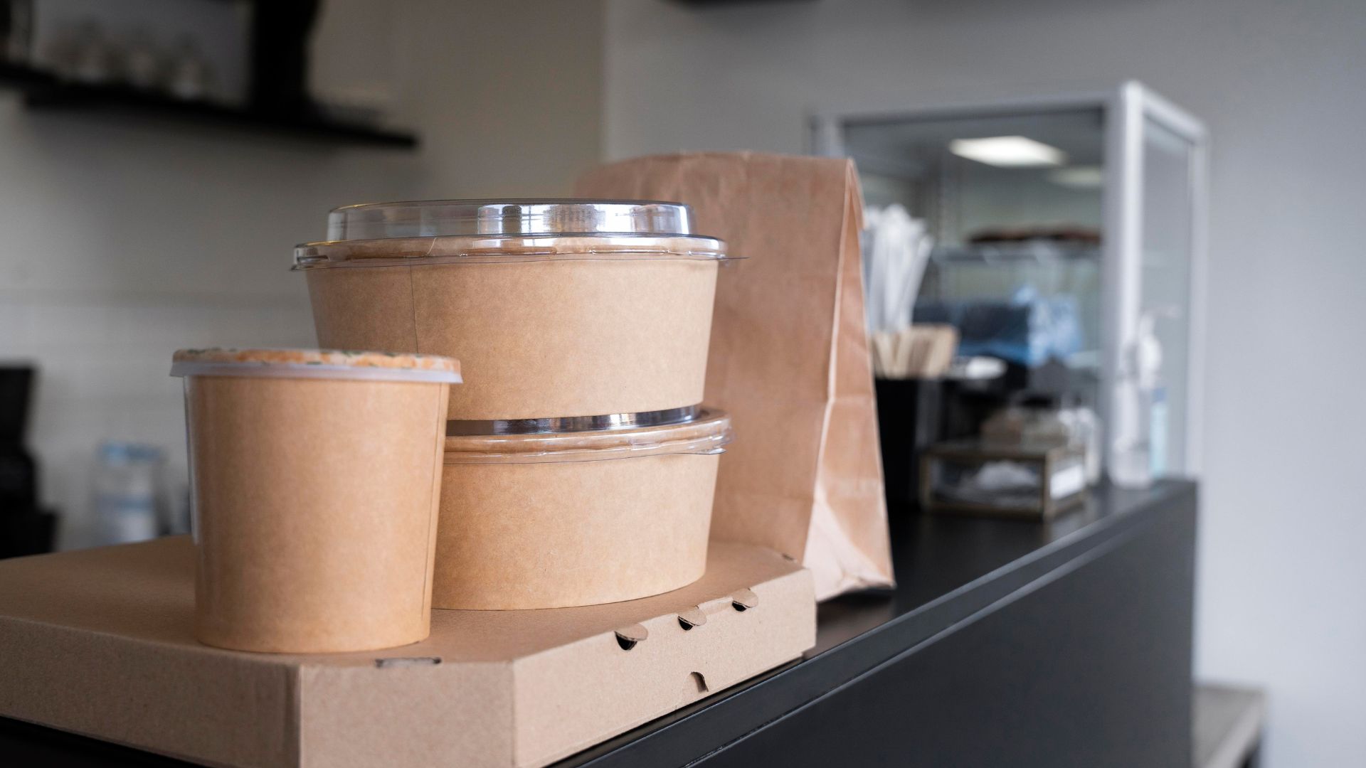 ÁUDIO: Lei proíbe cobrança por embalagem de comida em São Luís