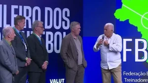 VÍDEOS: técnicos brasileiros criticam estrangeiros em evento com Ancelotti