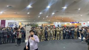 VÍDEO: Protesto deixa ferido e bloqueia saída de participantes