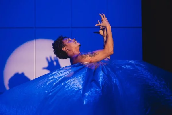 Espetáculo de Silvero Pereira revisita memórias e resistência