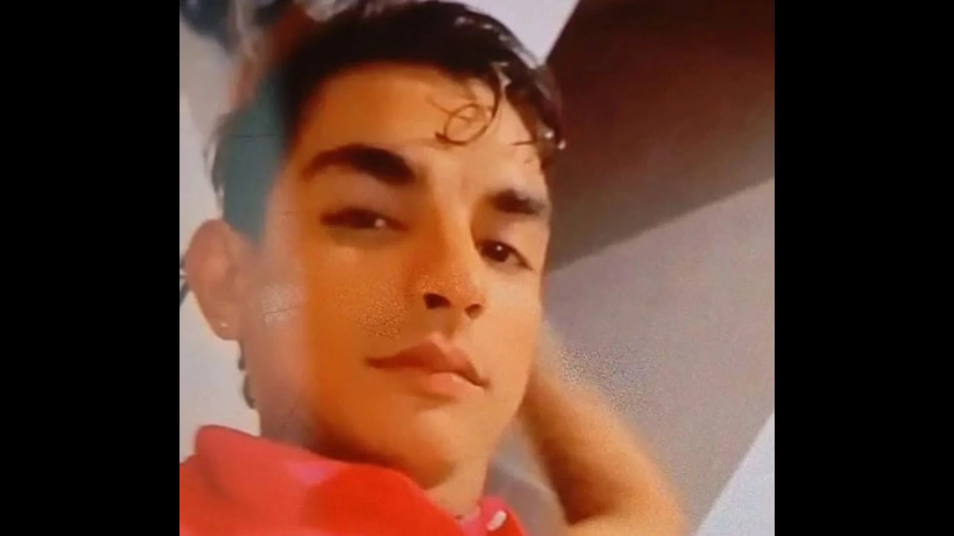 VÍDEO: Jovem é executado a tiros por casal em motocicleta