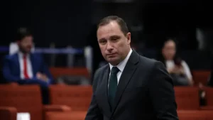 Mauro Cid passa a cumprir pena em liberdade restrita