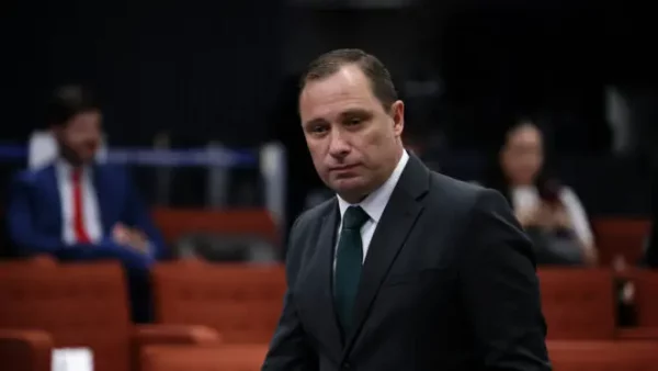 Mauro Cid passa a cumprir pena em liberdade restrita