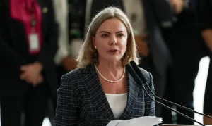 Ministra confirma candidatura em 2026