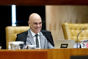 Alexandre de Moraes assume comando do STF