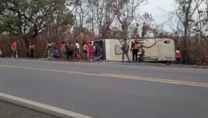 VÍDEO: Ônibus tomba, mata uma pessoa e deixa outras 30 feridas, em Caxias