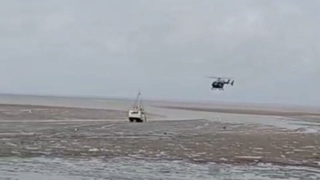 Barco fica preso na maré baixa e impede resgate na Praia Grande