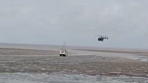 Barco fica preso na maré baixa e impede resgate na Praia Grande