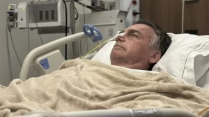 Bolsonaro passa por nova cirurgia para conter crises de soluços