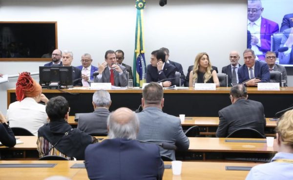 Subcomissão tenta unificar texto da jornada de trabalho