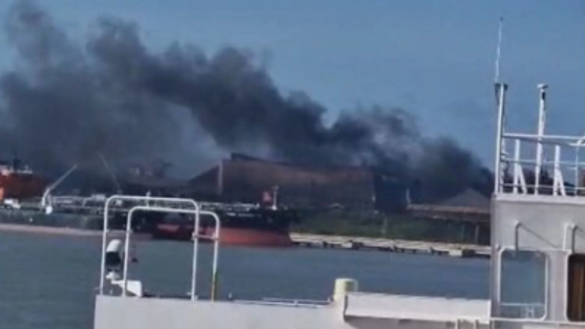 VÍDEO: Incêndio atinge área do Porto do Itaqui