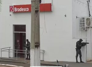 VÍDEO: Gerente é mantido como refém em ataque a banco