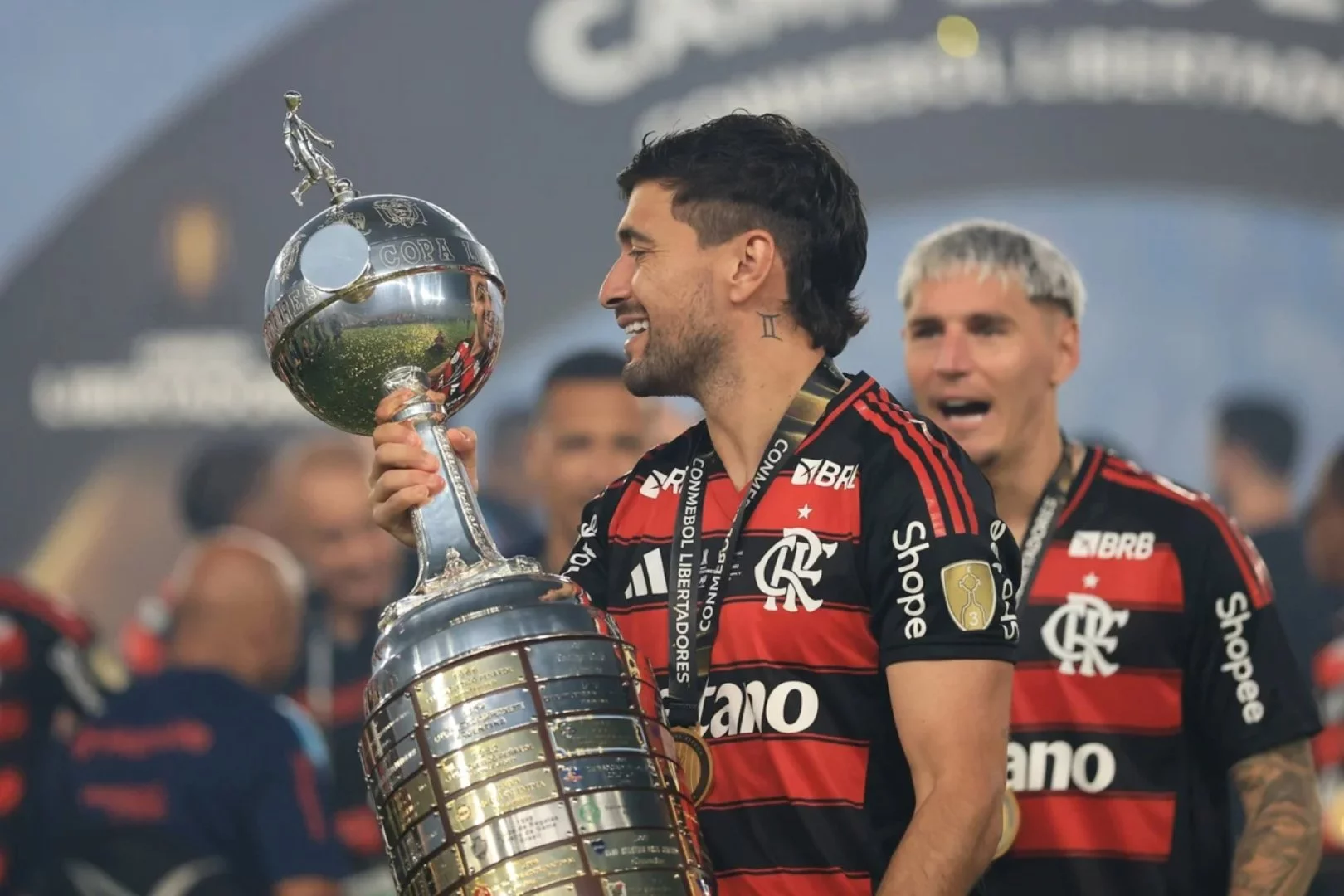 Meia do Flamengo é eleito Rei da América em 2025