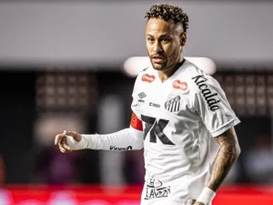 Neymar Jr. é operado para tratar lesão no menisco