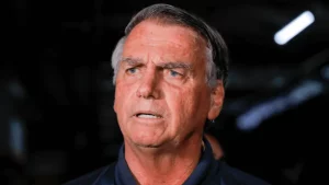 Bolsonaro é avaliado após queda na prisão