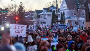 Morte em ação do ICE gera protestos