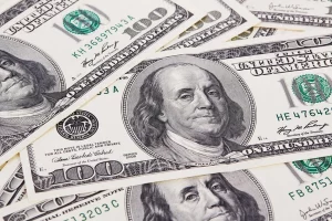 Investidores observam política monetária dos EUA