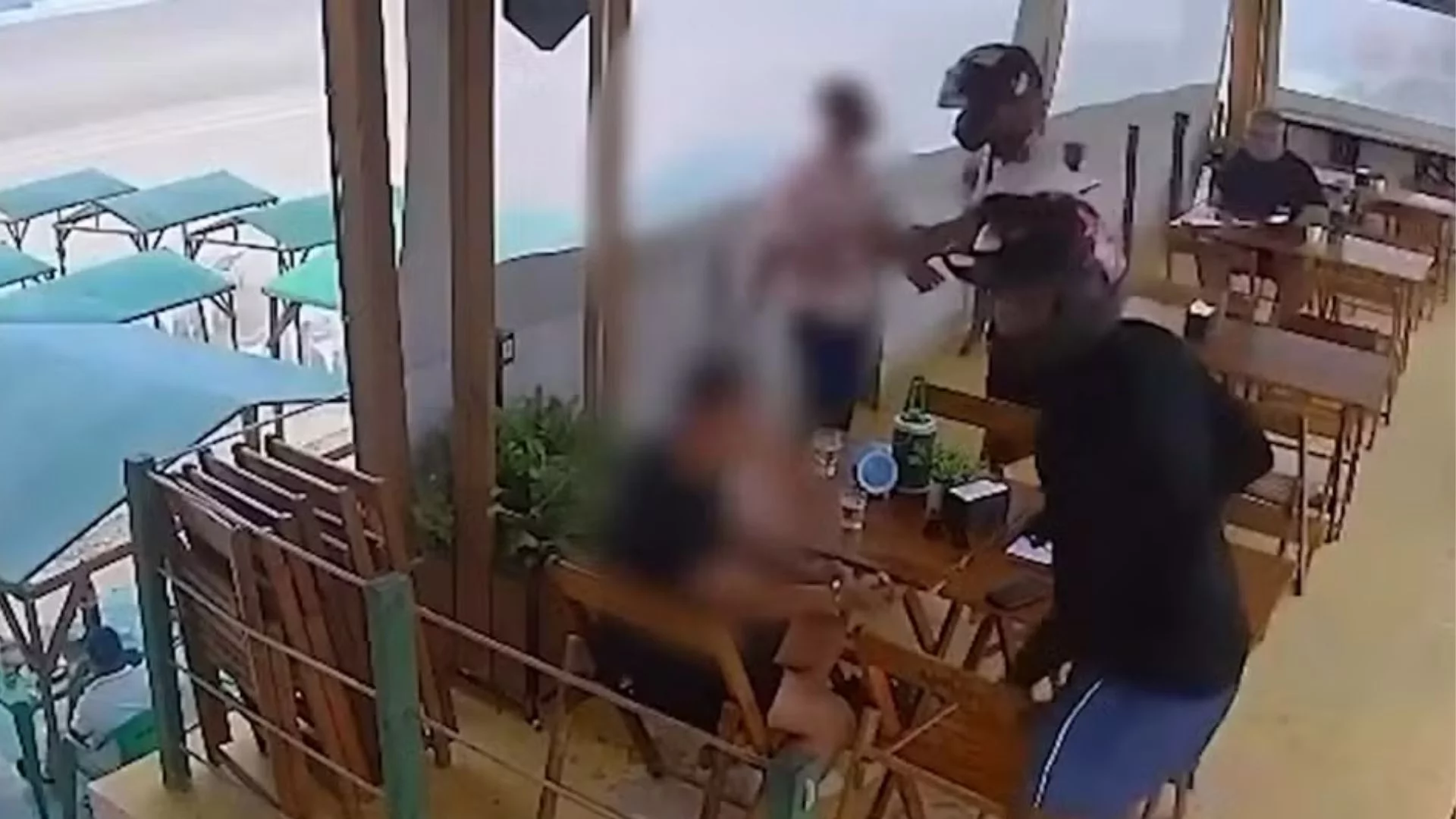 Assalto a clientes em bar na Litorânea é flagrado por câmeras