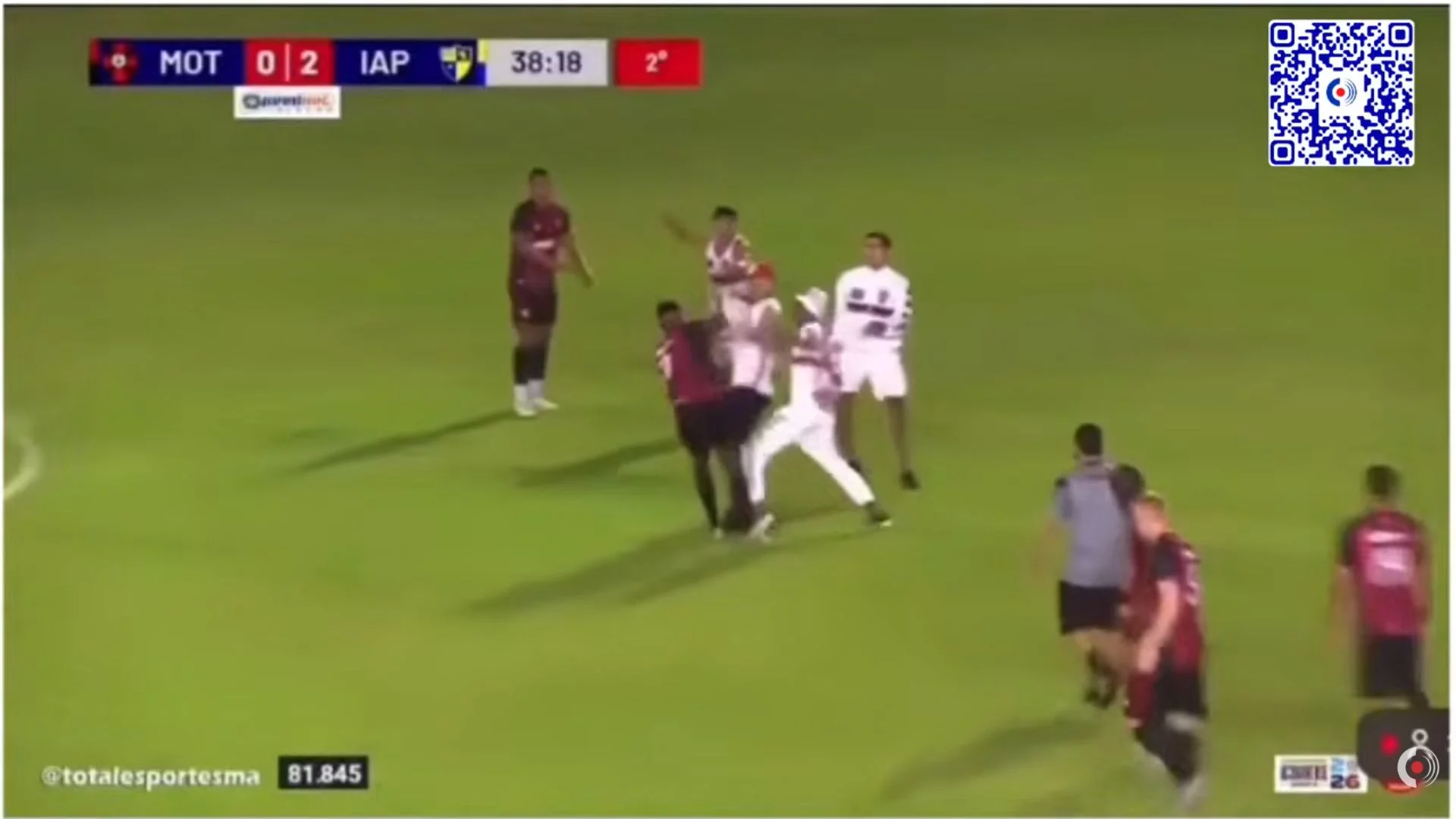 VÍDEO: Torcedores invadem campo e jogo do Maranhense é encerrado