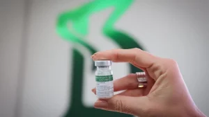 Profissionais de saúde recebem imunização contra dengue