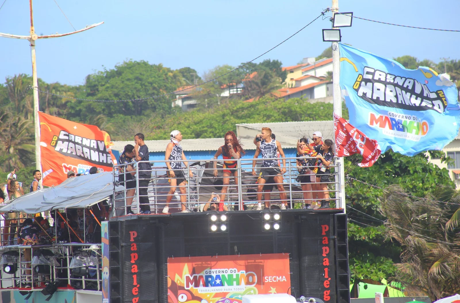 Xand Avião, Mari Fernandez e Dennis DJ arrastam 700 mil pessoas no Carnaval na Litorânea