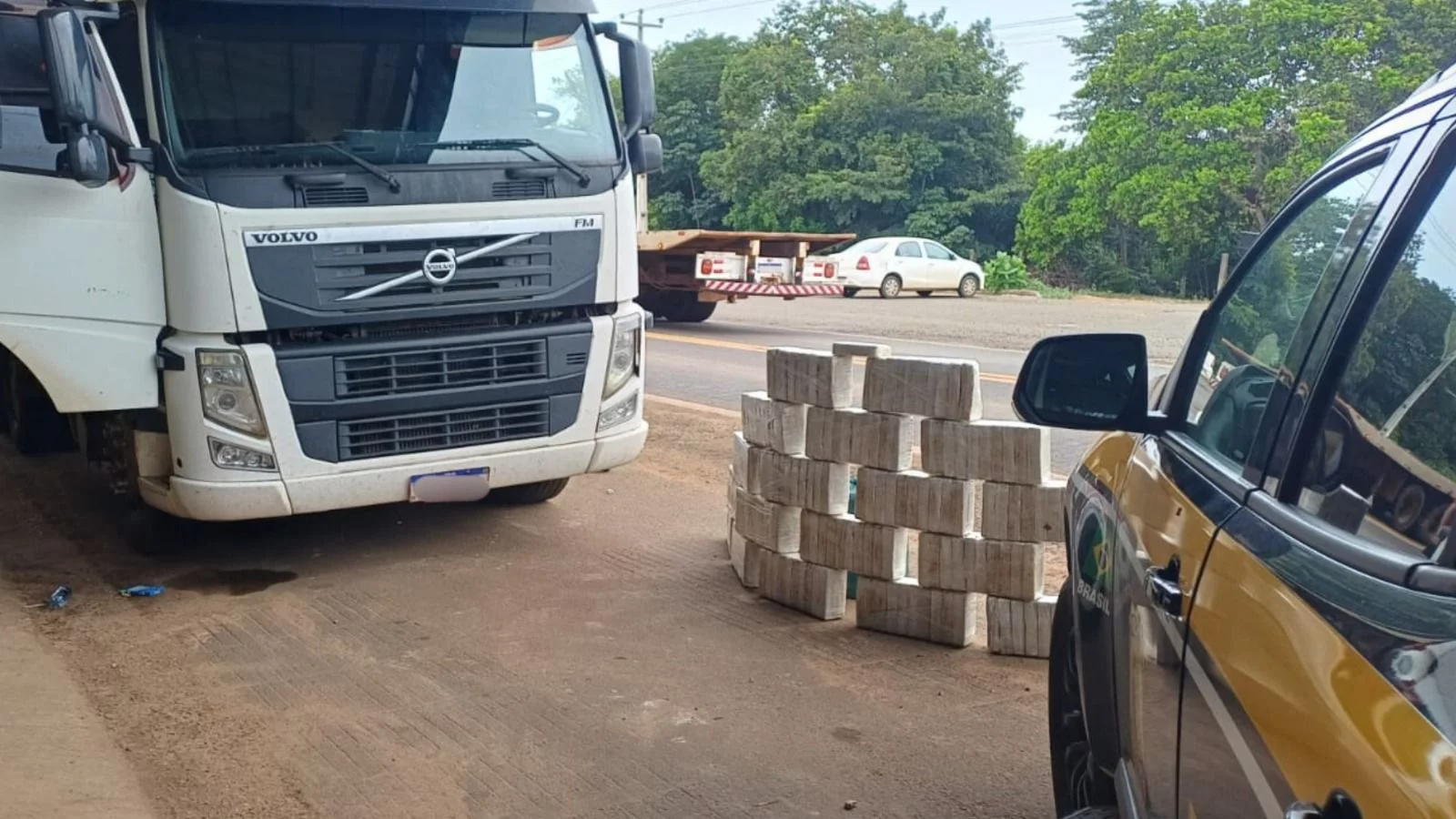 VÍDEO: PRF apreende mais de 240kg de cocaína escondidos em veículo de carga