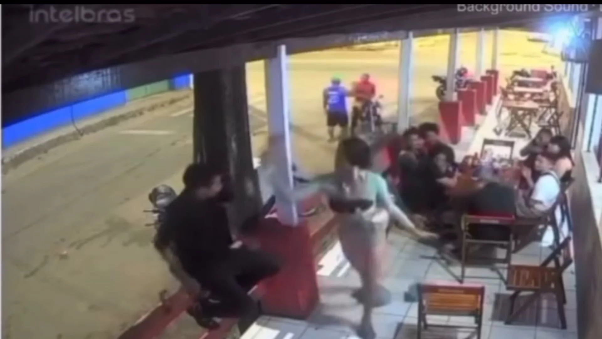 VÍDEO: Travesti é presa após agredir advogado com garrafa no rosto